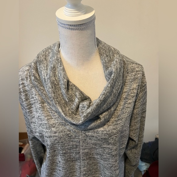 New w/o tags, size 1X, cowl neck top.grey heathered material - Picture 2 of 5